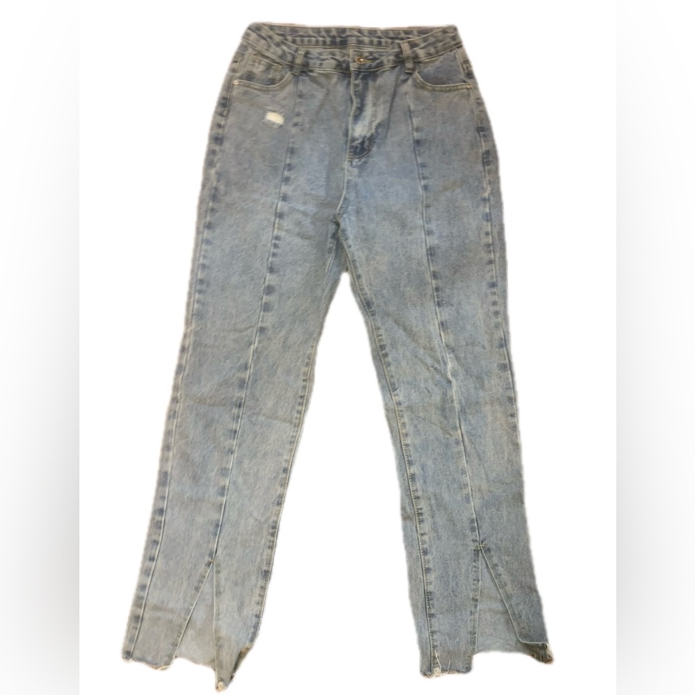 CUTE LIGHT WASH DENIM WITH SLITS AT THE BOTTOM. Size 10/medium